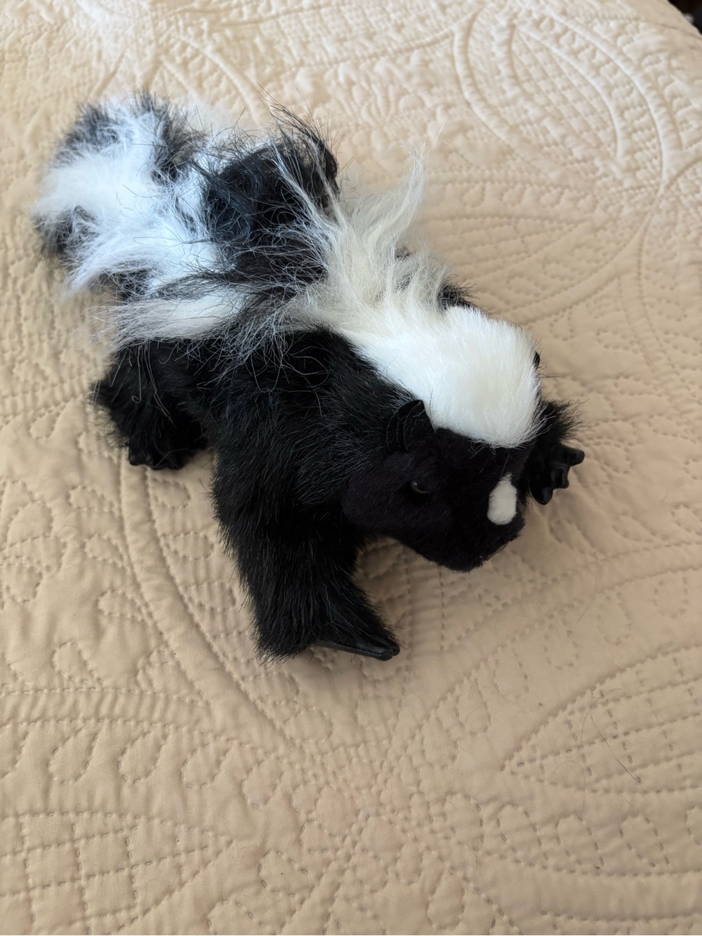 Folkmanis skunk puppet.